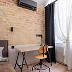 Parkside 2-bedroom Ground-floor With A Free Parking Apartment