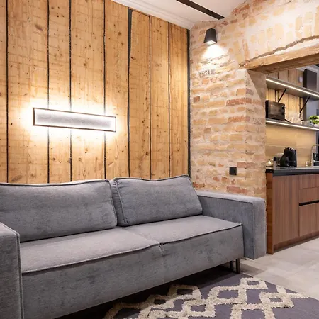 Dzīvoklis Parkside 2-bedroom Ground-floor With A Free Parking