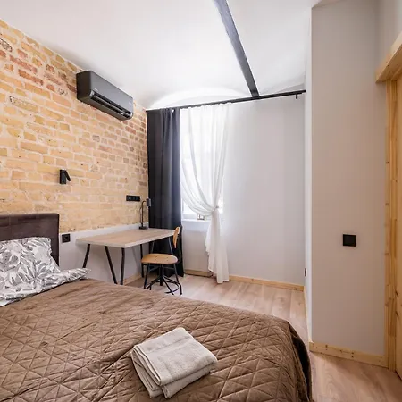 Parkside 2-bedroom Ground-floor With A Free Parking Apartment *