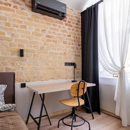 Parkside 2-bedroom Ground-floor With A Free Parking Apartment