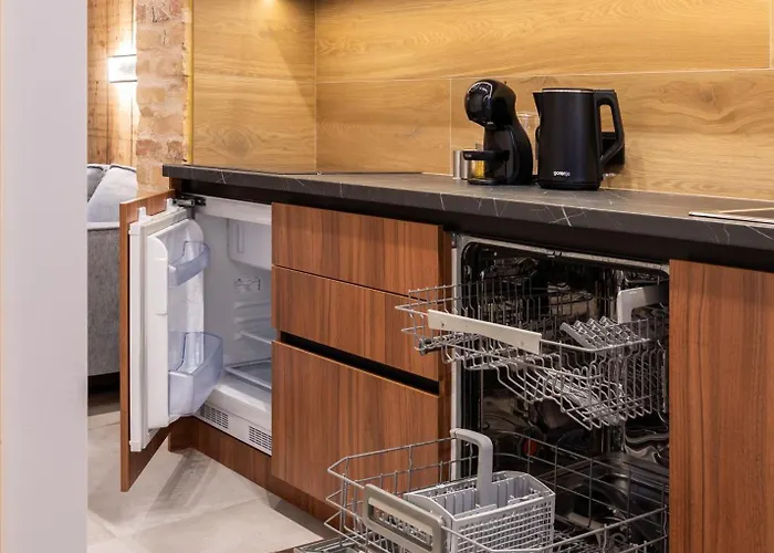 Dzīvoklis Parkside 2-bedroom Ground-floor With A Free Parking *