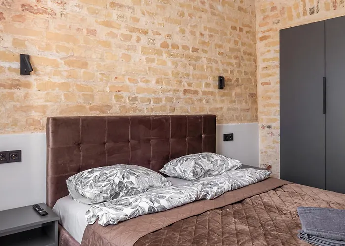 Parkside 2-bedroom Ground-floor With A Free Parking Apartment *