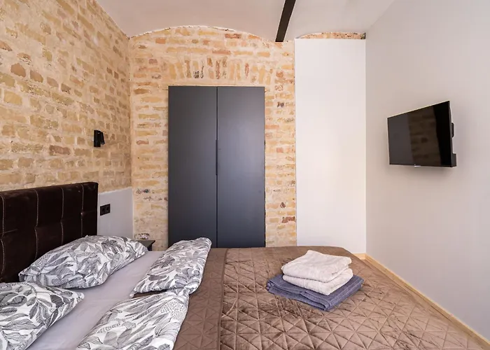 Dzīvoklis Parkside 2-bedroom Ground-floor With A Free Parking *