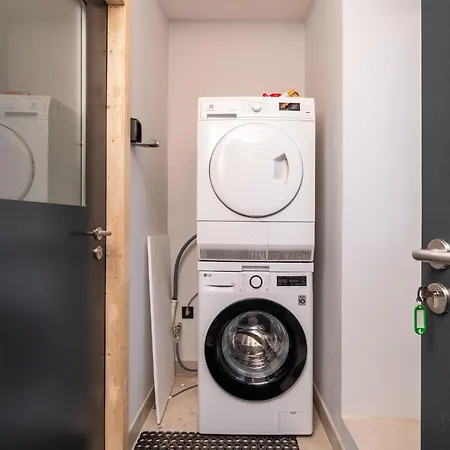 Parkside 2-bedroom Ground-floor With A Free Parking Апартаменты *